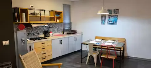 Cocina equipada del apartamento boutique Suites 509, Pachuca: refrigerador, estufa, backsplash geométrico y comedor