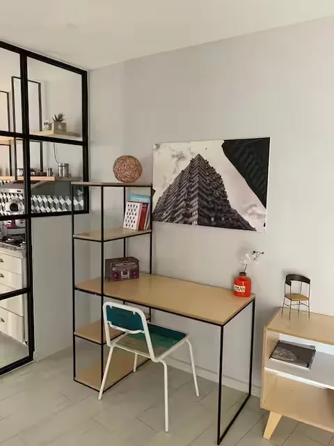 Escritorio para trabajar en Suite Terraza Suites 509, Pachuca: espacio funcional con vista a cocina equipada — viajeros de negocios