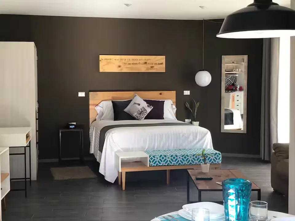 Loft Suite Terraza Suites 509 en Pachuca: recámara, sala y comedor en espacio abierto con diseño moderno y funcional