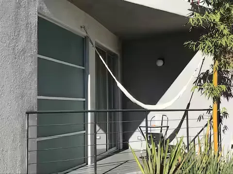 Terraza privada con hamaca en Suite Terraza Suites 509, Pachuca: espacio al aire libre para relajarse en pareja