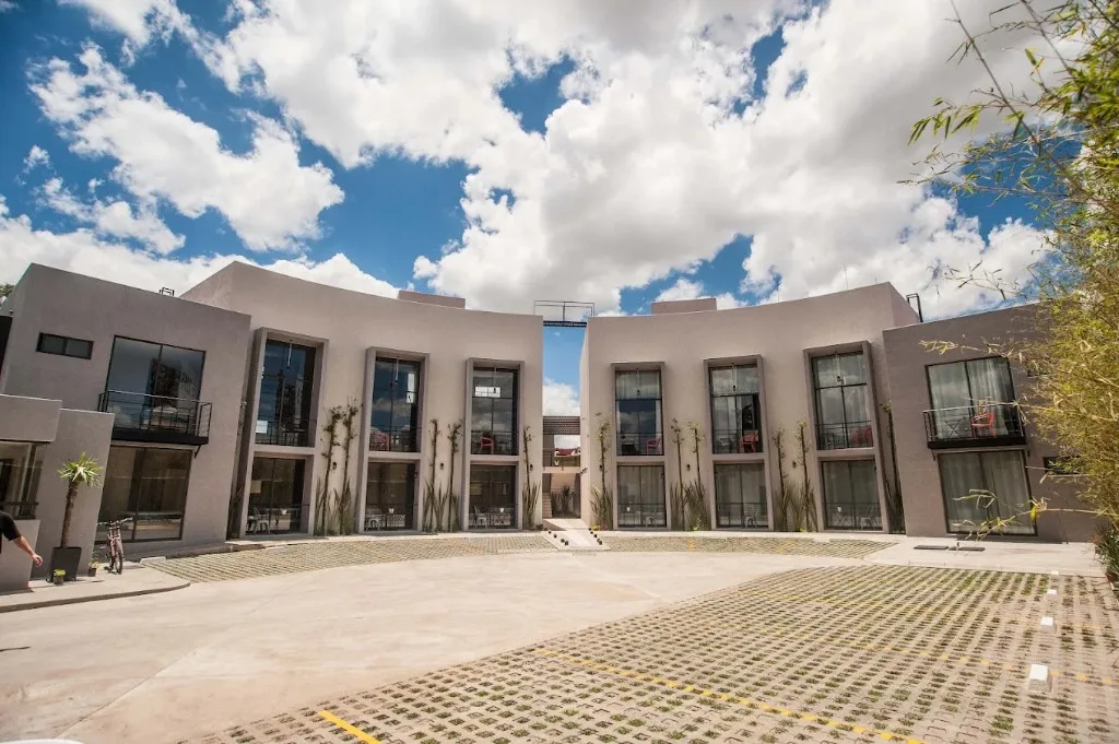 Vista exterior diurna de Suites 509: complejo de dos plantas con patio y estacionamiento en Pachuca