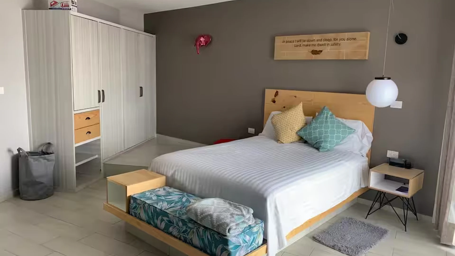 Recámara de la Suite Terraza en Suites 509: cama, closet y luz natural — alojamiento amueblado en Pachuca