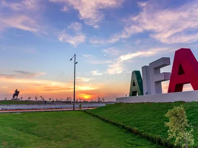 Letras monumentales AIFA al atardecer con el monumento a Felipe Ángeles, Aeropuerto Internacional Felipe Ángeles