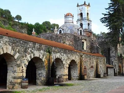 Ex convento y zona histórica de Ciudad Sahagún, Tepeapulco, Hidalgo: arcos de piedra, iglesia y escultura ecuestre