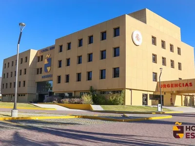 Fachada del Hospital Español de México en Pachuca con señal de urgencias y estacionamiento